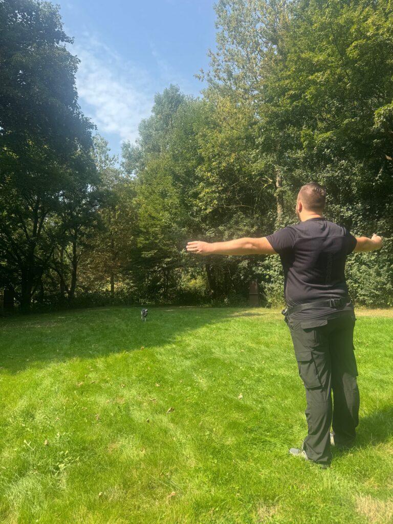 Hundetrainer Michael führt Rückruftraining durch
