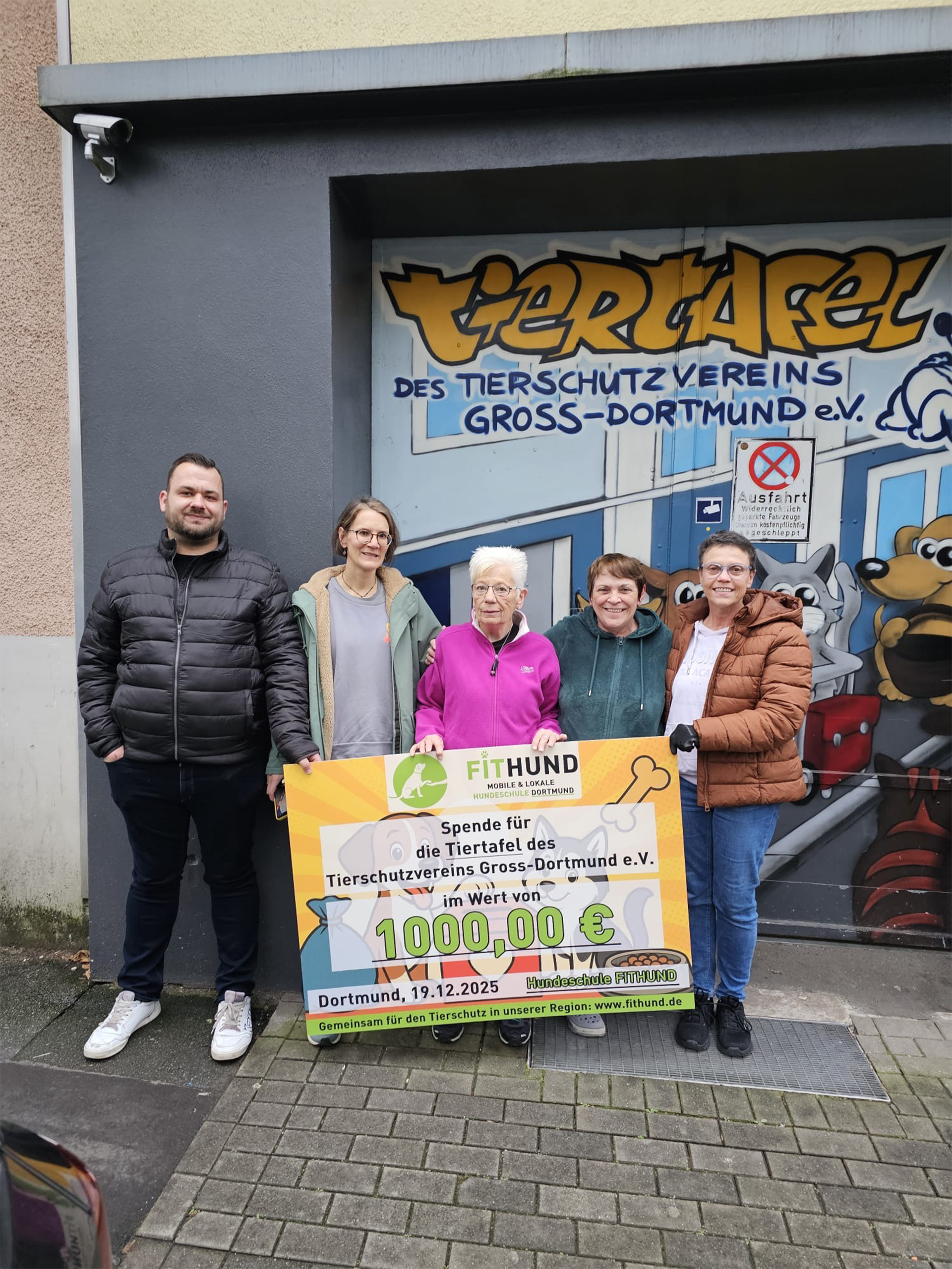 Hundeschule Fithund überreicht Spendencheck an die Tiertafel Dortmund des Tierschutzverein Groos-Dortmund e.V.